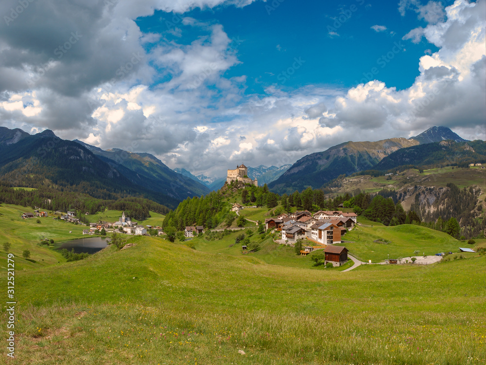 Tarasp und Schloss im Unterengadin im Schweizer Kanton Graubünden Tarasp und Schloss im Unterengadin im Schweizer Kanton Graubünden