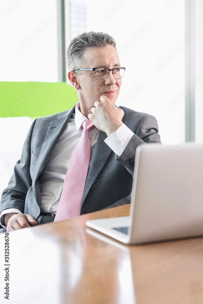 Naklejka premium Young businesswoman using copy machine in office