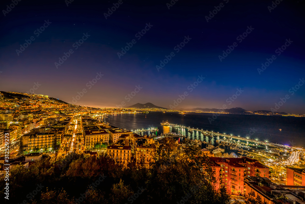Neapel und der Vesuv bei Sonnenuntergang