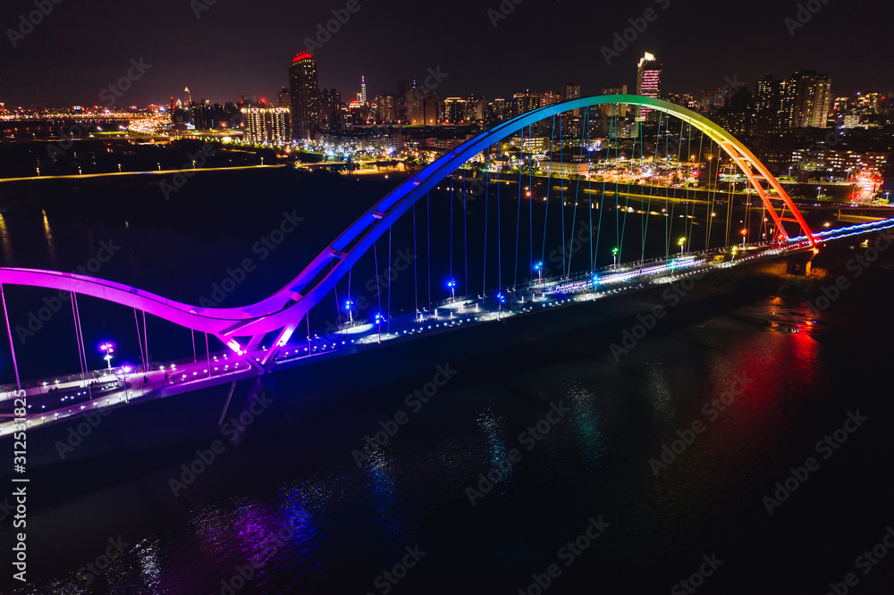 Obraz premium Crescent Bridge - landmark of New Taipei, Taiwan with beautiful illumination at night, photography in New Taipei, Taiwan.