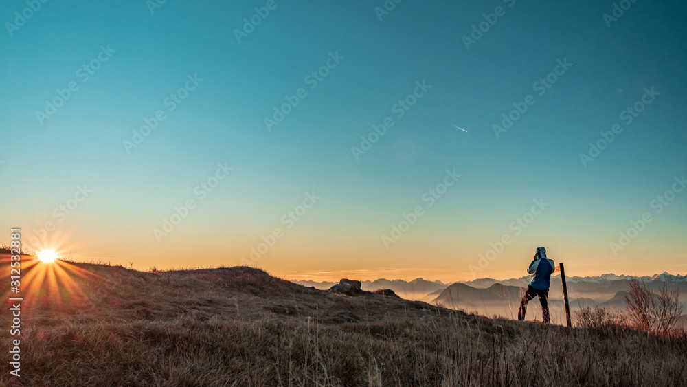 Obraz premium Winter sunset from the alpine peak