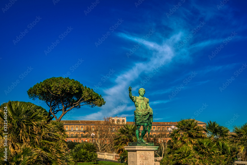Denkmal des Kaisers Ottaviano Augusto auf der Terrazza di via Cesario Console vor dem Königspalast Palazzo Reale di Napoli