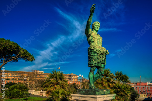 Denkmal des Kaisers Ottaviano Augusto auf der Terrazza di via Cesario Console vor dem Königspalast Palazzo Reale di Napoli photo