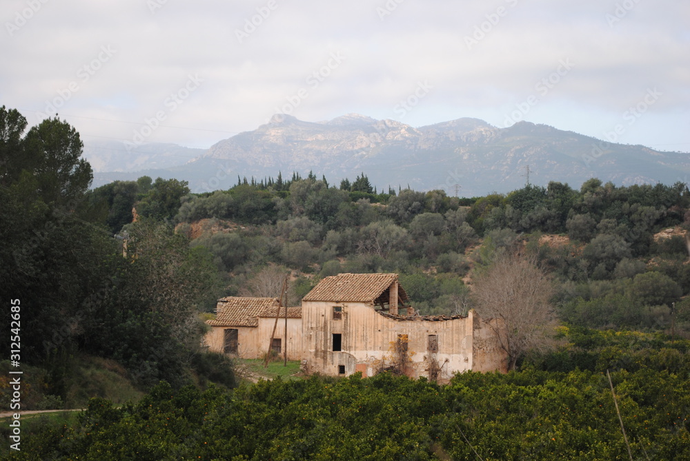 Masia en ruinas en el parque natural Els Ports.