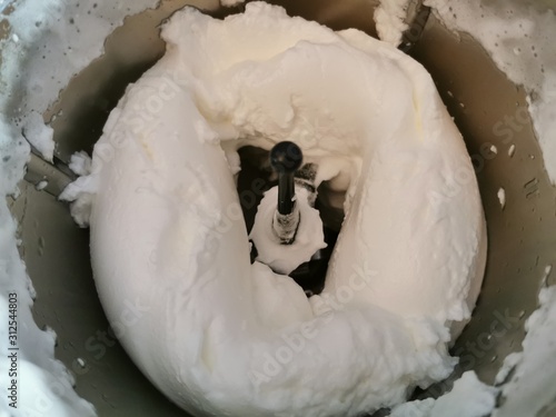 closeup of a swan - Eisschnee  aufgeschlagenen Eiwei   