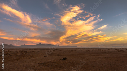 desierto atardecer montañas piedra cielo naranja