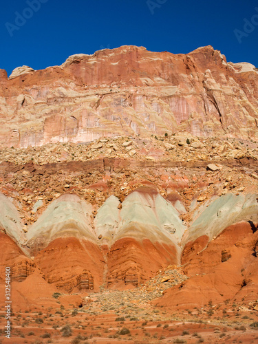 Rote und graue Gesteinsschichten im Capitol Reef Nationalpark photo