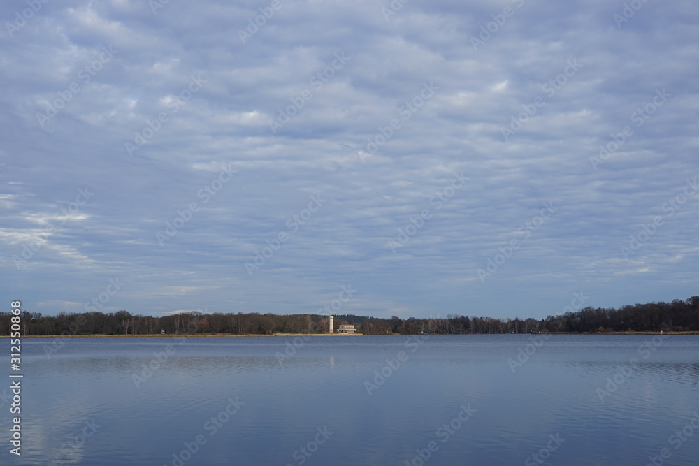 Panoramalandschaft der Havel mit der Heilandskirche am Port von Sacrow