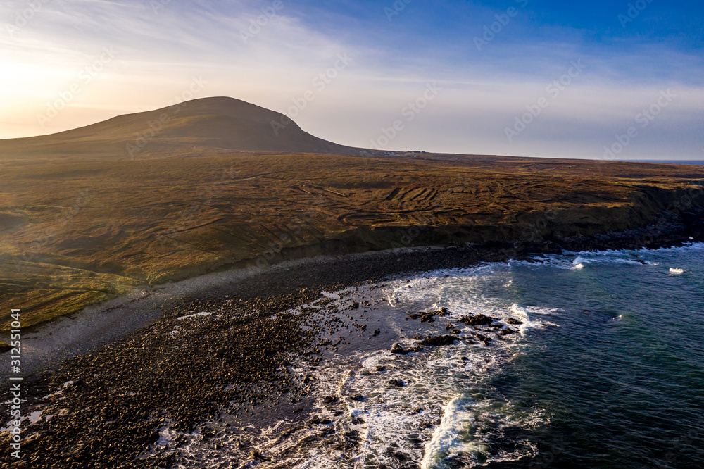 Fototapeta premium The coastline between Meenlaragh and Brinlack : Tra na gCloch in County Donegal - Ireland