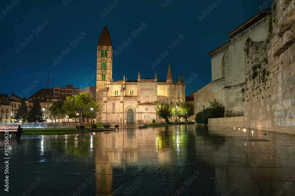 Fototapeta premium Valladolid, Spain. Church of Santa Maria La Antigua reflecting in water at dusk 