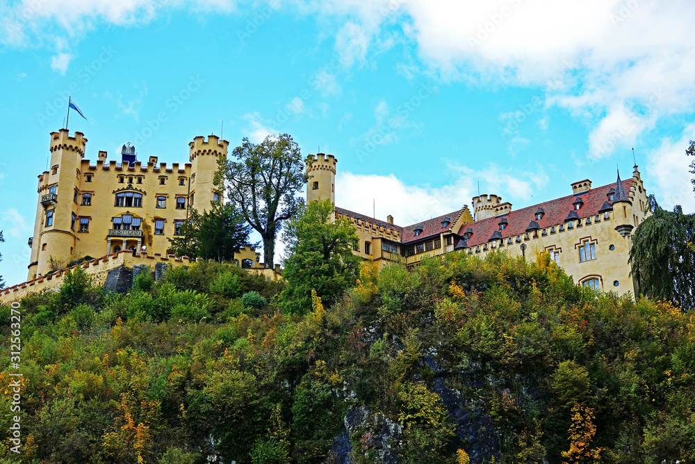 Schloss Hohenschwangau vor blauem Himmel