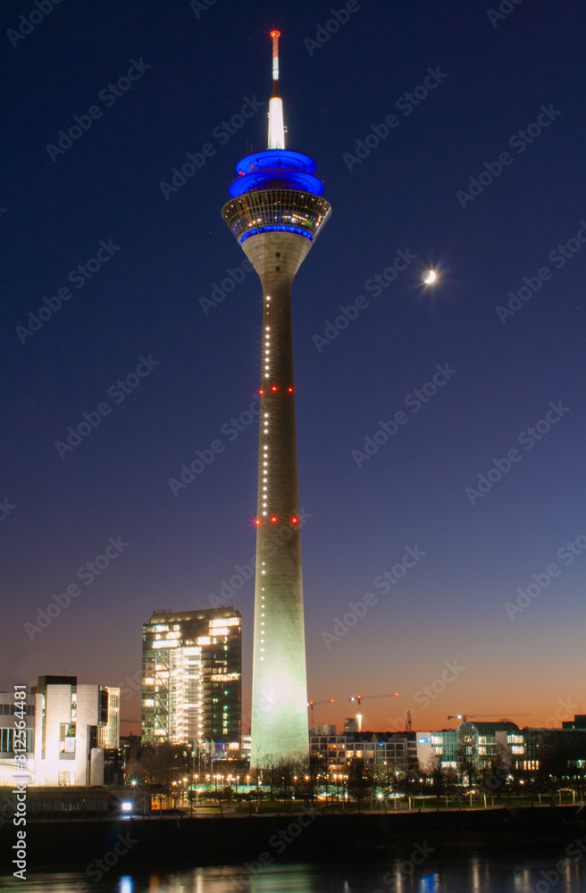 Fernsehturm in Düsseldorf bei Sonnenuntergang, Der Rheinturm in Düsseldorf bei Abenddämmerung
