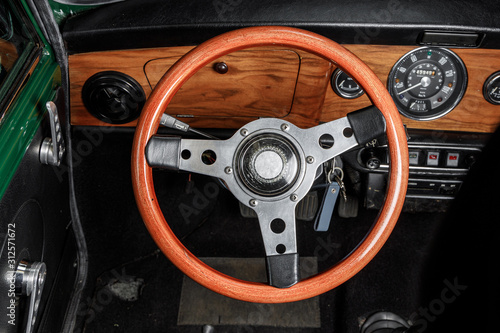 Inneraum und Lenkrad  von einem historischen Auto mit Holz Verkleidung  © Oliver Schulz