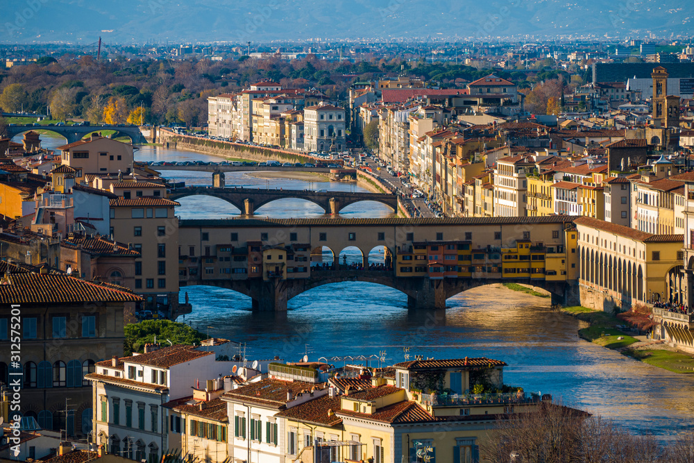 Vista aerea del río Arno y sus puentes, donde se destaca el Ponte Vecchio en la ciudad medioeval y cuna del Renacimiento de Florencia, Italia.
