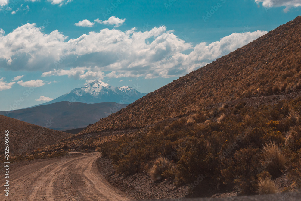 paisaje montaña, desierto y un camino