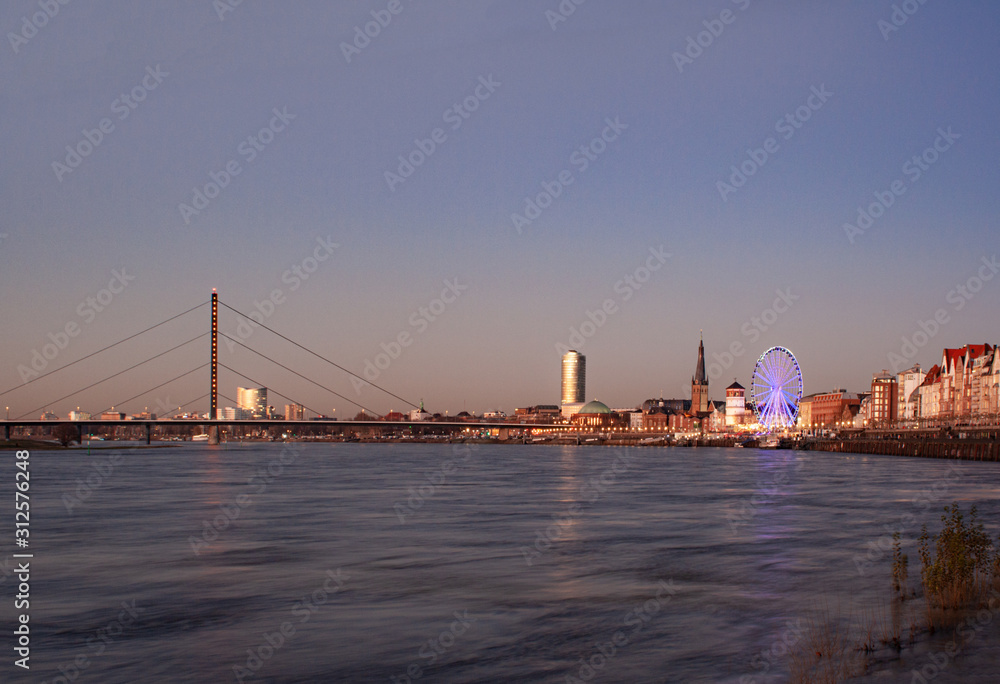Obraz premium Stadtpanorama von Düsseldorf, Panorama bei Sonnenuntergang