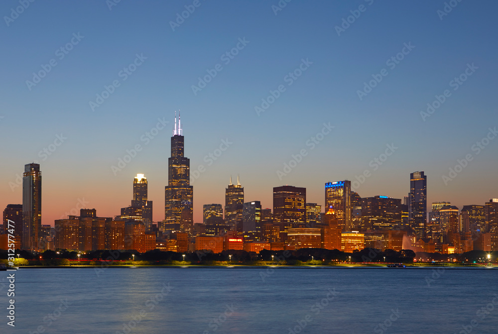 Obraz premium Chicago Skyline at blue hour, Chicago, Illinois, United States