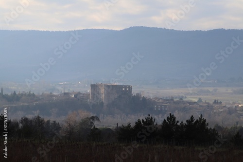 Château du village de Alba la Romaine vu de l'extérieur dans la brume - Département de l'Ardèche - France - Donjon du 11 ème siècle et château du 12 ème siècle