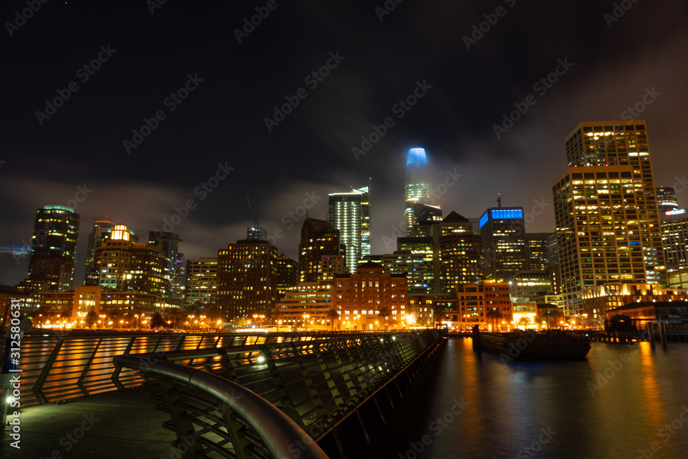 Obraz premium Amazing view of San Francisco city at night