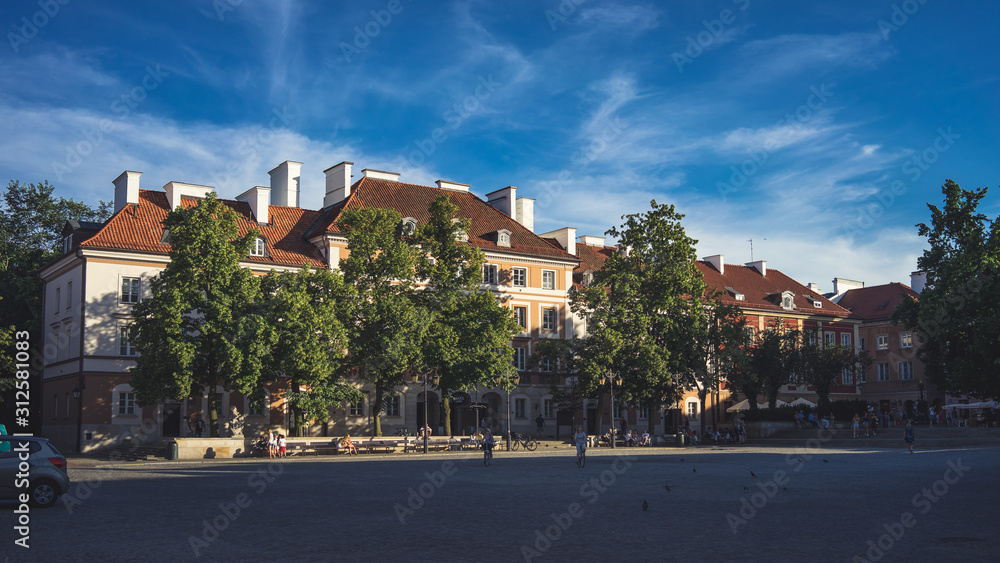 Rynek Nowego Miasta w Warszawie w letni dzień z niebieskim niebem Rynek Nowego Miasta w Warszawie w letni dzień z niebieskim niebem