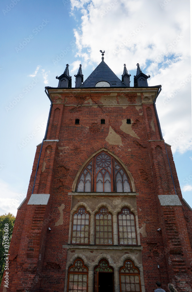 Obraz premium old gothic chapel tower in alexander park