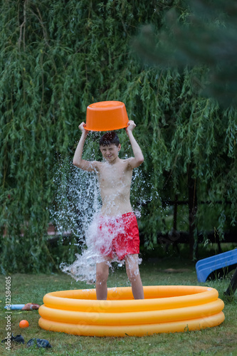 Upał polewanie się wodą photo