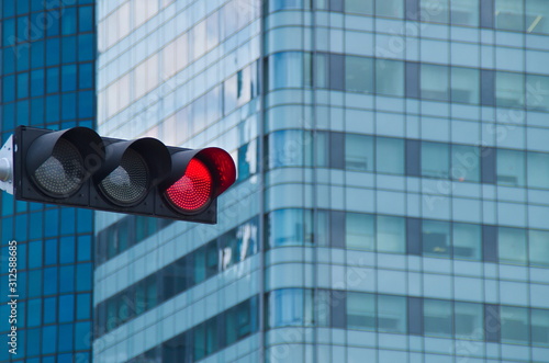 Rote Ampel vor Glassfassade photo