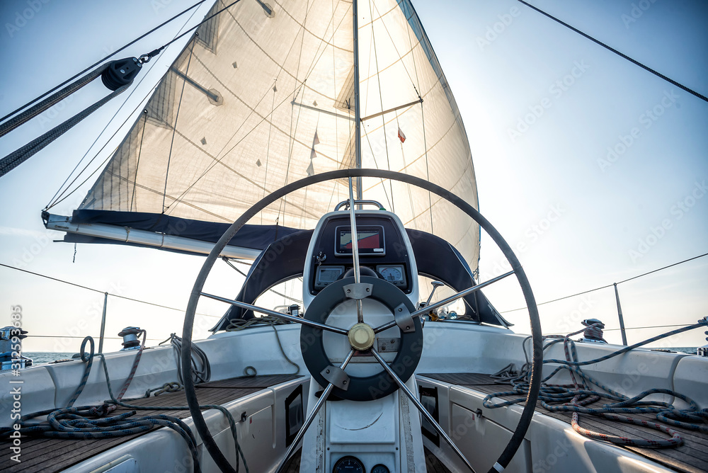 Cockpit einer Segelyacht auf dem Meer Stock Photo | Adobe Stock