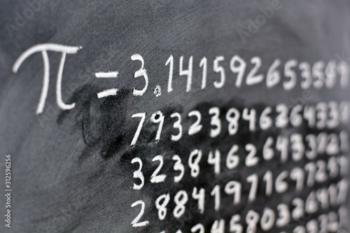 El número pi escrito con tiza en la pizarra, con su equivalencia en números Fototapet