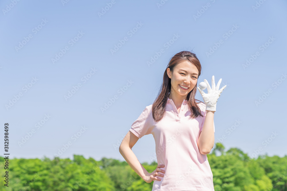 ゴルフをする女性 ゴルフをする女性