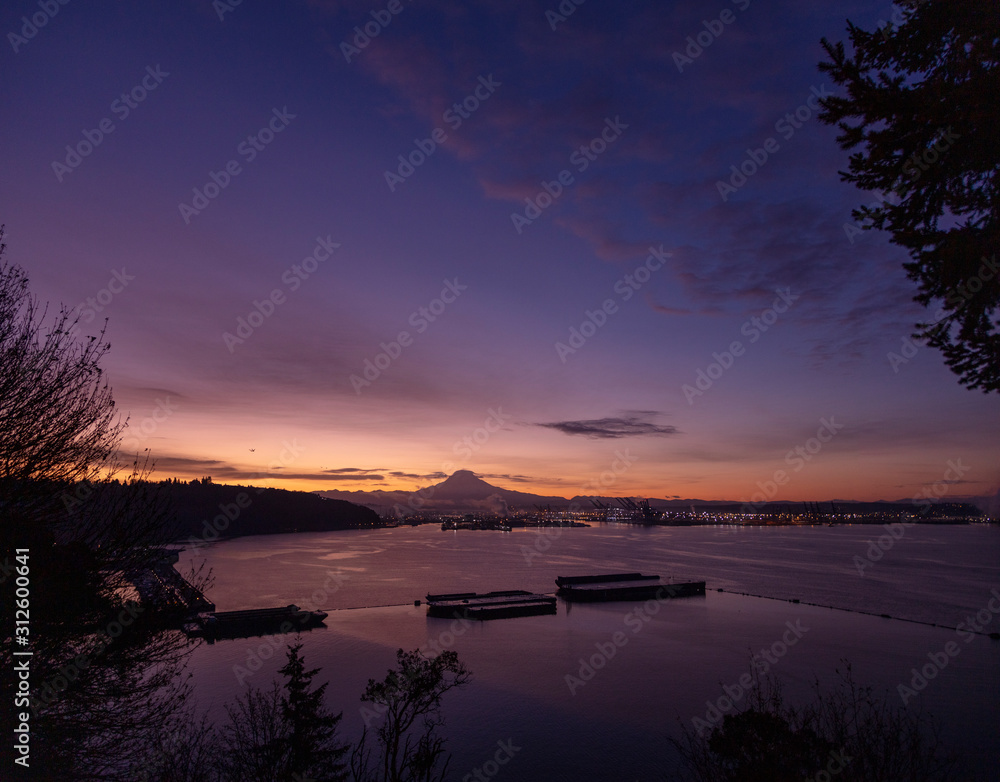 Obraz premium Mt Rainier Sunrise Tacoma Puget Sound PNW