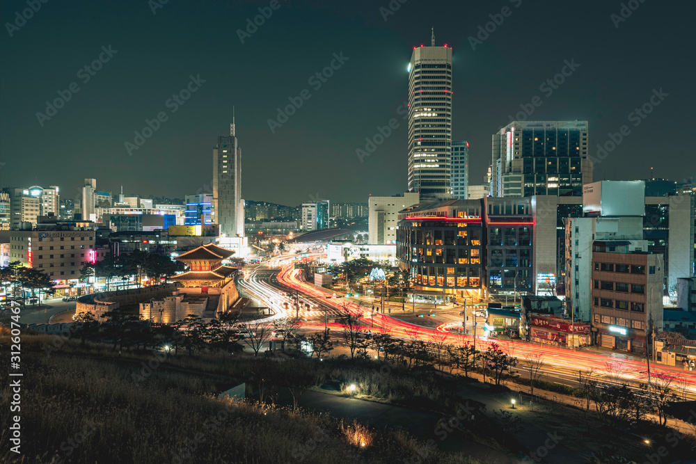 Fototapeta premium Dongdaemun night traffic light trail, Seoul South Korea