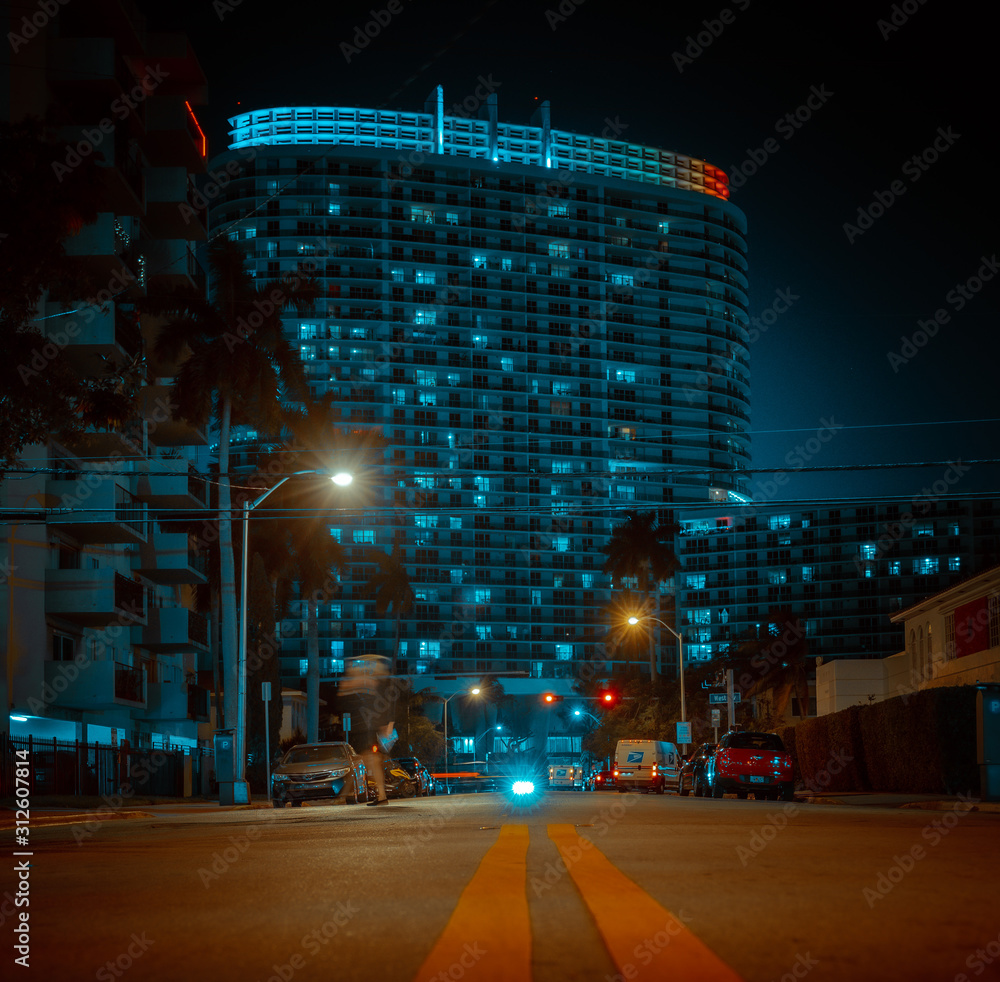 Fototapeta premium miami street building night traffic road urban architecture auto lighting transportation skyscraper