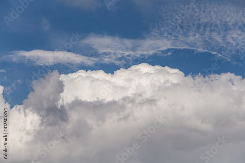 Fototapeta Naklejka Na Ścianę i Meble -  Beautiful horizontal texture of a blue sky with bright white clouds