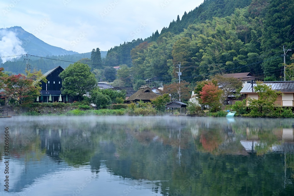 Fototapeta premium 朝霧に包まれた金鱗湖の幻想的な情景＠由布院、大分
