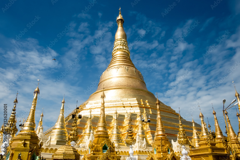 Naklejka premium Yangon, Myanmar The beautiful view of golden Shwedagon Pagoda.