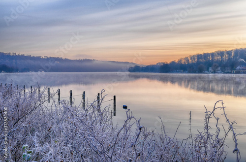 Sonnenaufgang am Baldeneysee im Winter