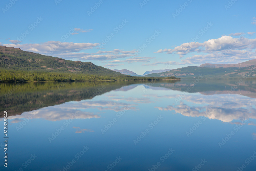 Obraz premium Mountain lake on the Putorana plateau.