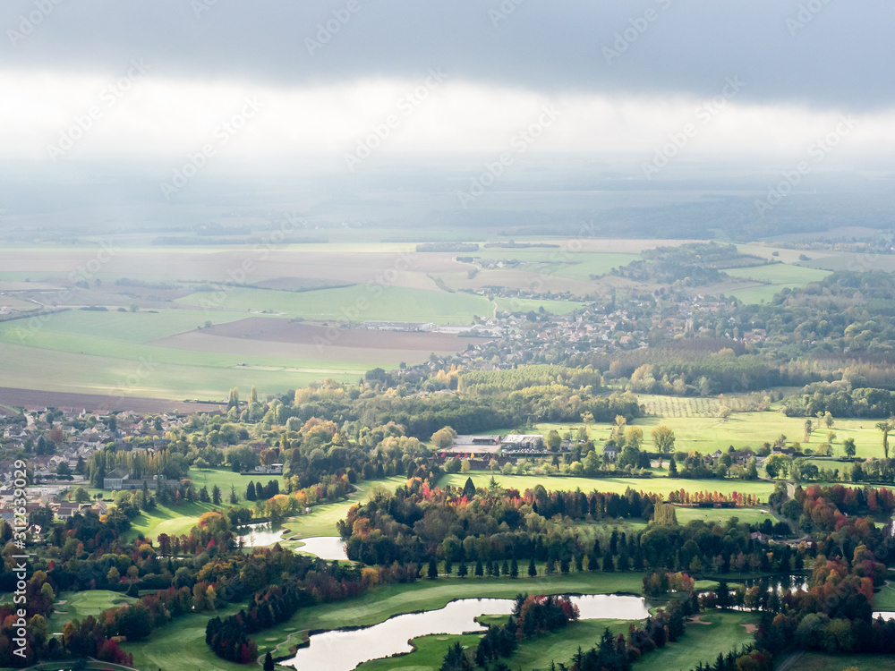 vue aérienne du golf de Nantilly à l'automne dans l'Eure-et-Loir en France