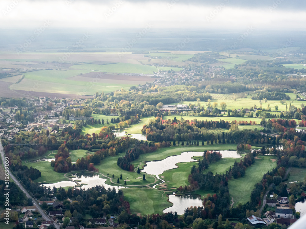 vue aérienne du golf de Nantilly à l'automne dans l'Eure-et-Loir en France