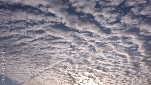 Schäfchenwolken, Cirrocumulus am Himmel photo