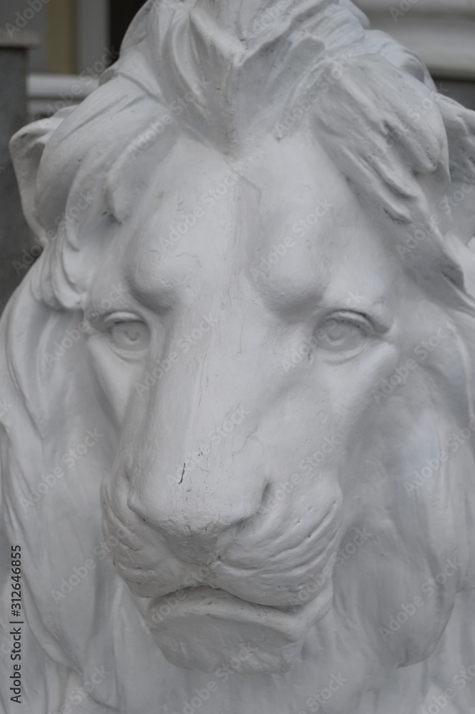 Скульптура льва в усадьбе Валуево Московской области