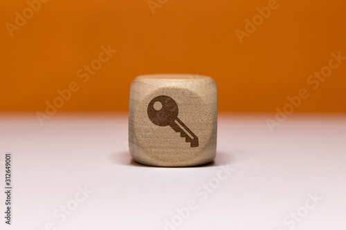 Pictogramme de clé sur cube en bois