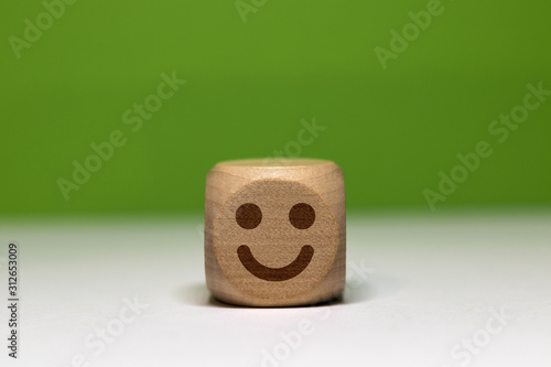 Pictogramme smiley sur cube en bois