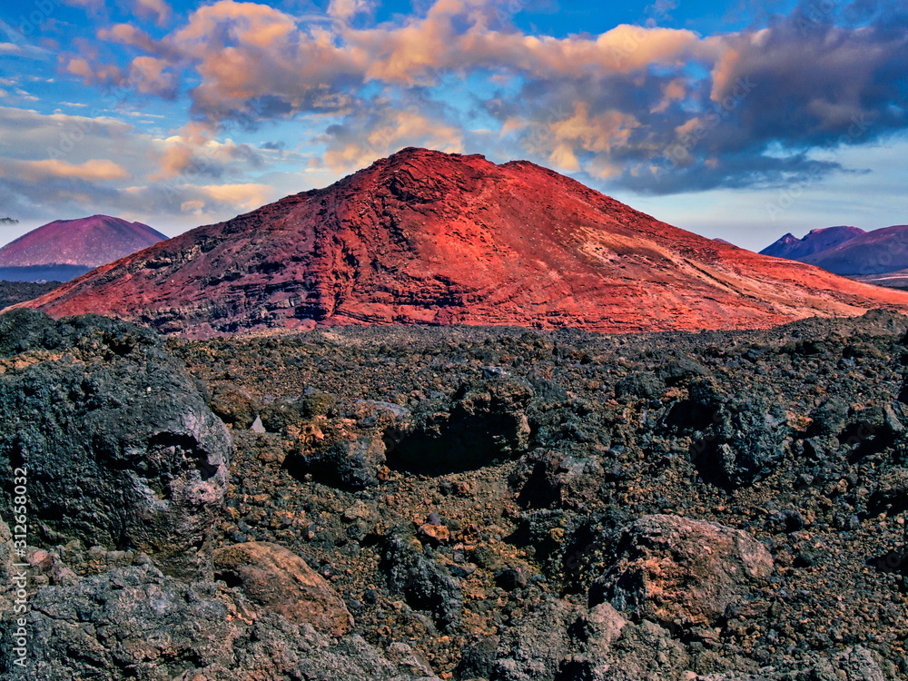 Naklejka premium Roter Berg im Lavafeld auf Lanzarote