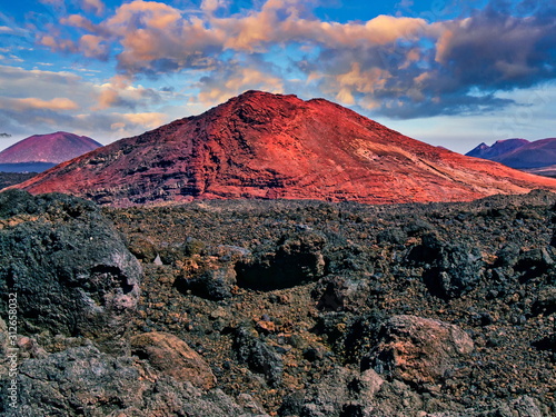 Roter Berg im Lavafeld auf Lanzarote