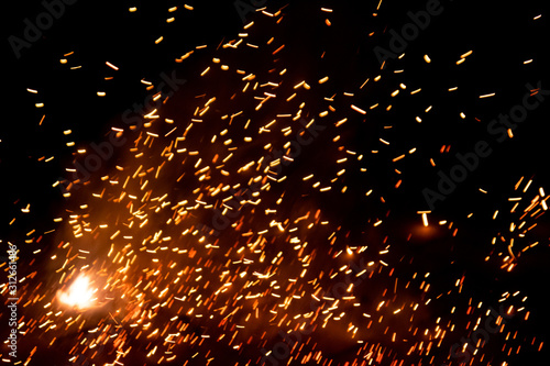 Feurige Explosionen erleuchten die Silvesternacht von Silvester bis Neujahr und sorgt für Partykracher und Böllerei mit Feuerwerk-Spaß für die ganze Familie