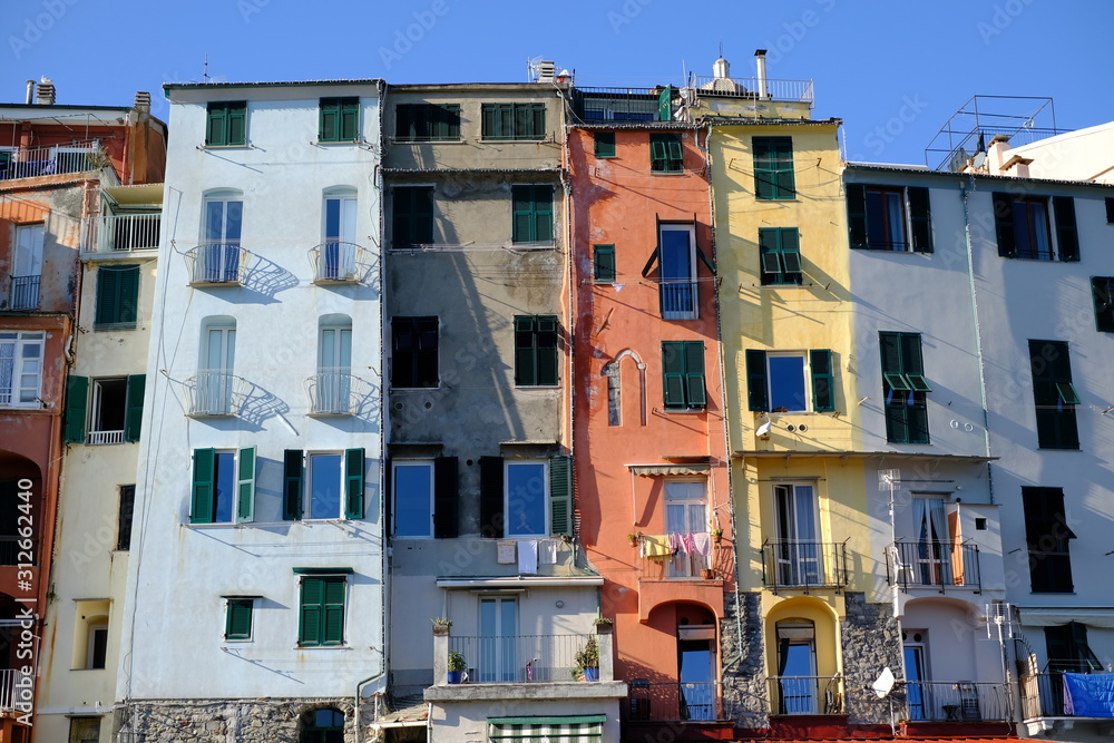 Naklejka premium Case tradizionali colorate a Porto Venere con finestre in un giorno soleggiato