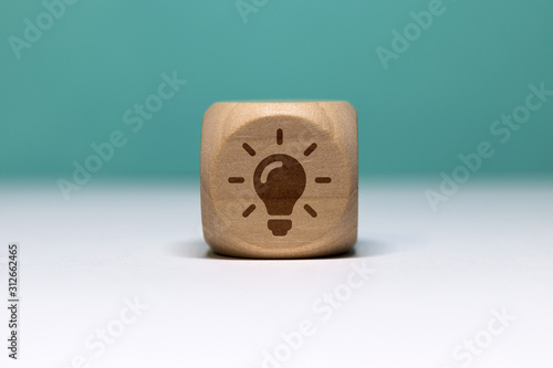 Pictogramme lumière / idée sur cube en bois