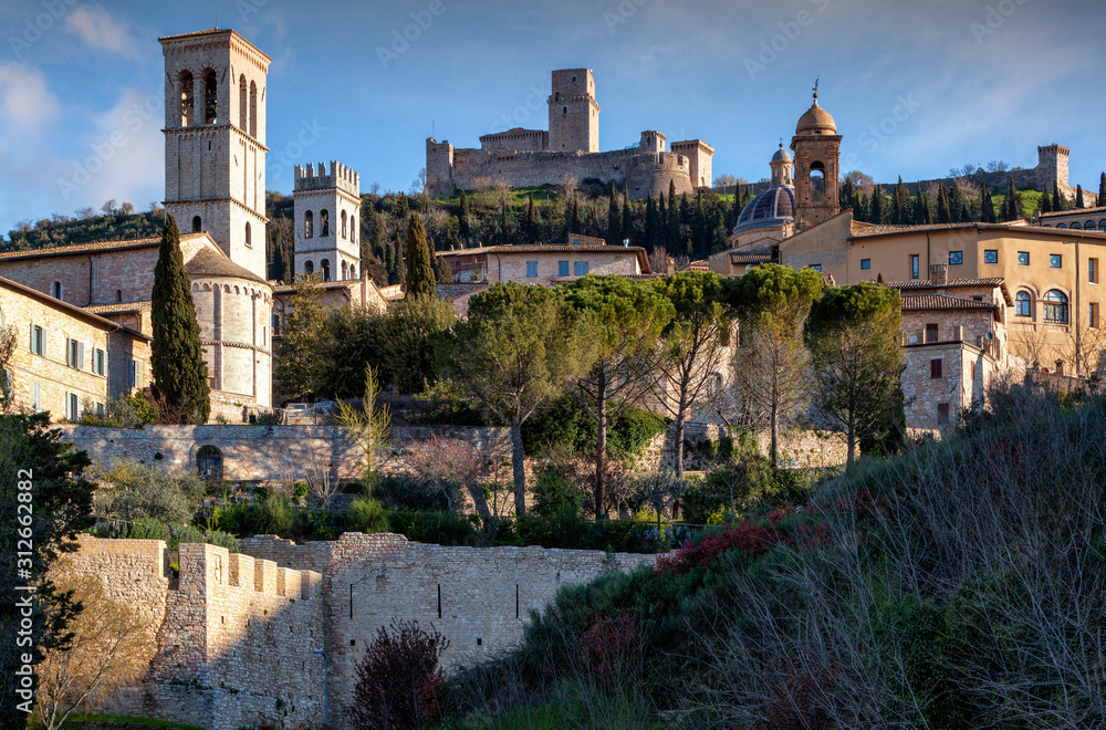 Assisi, Umbria. Panoramica del borgo con chiese, campanili e la Rocca